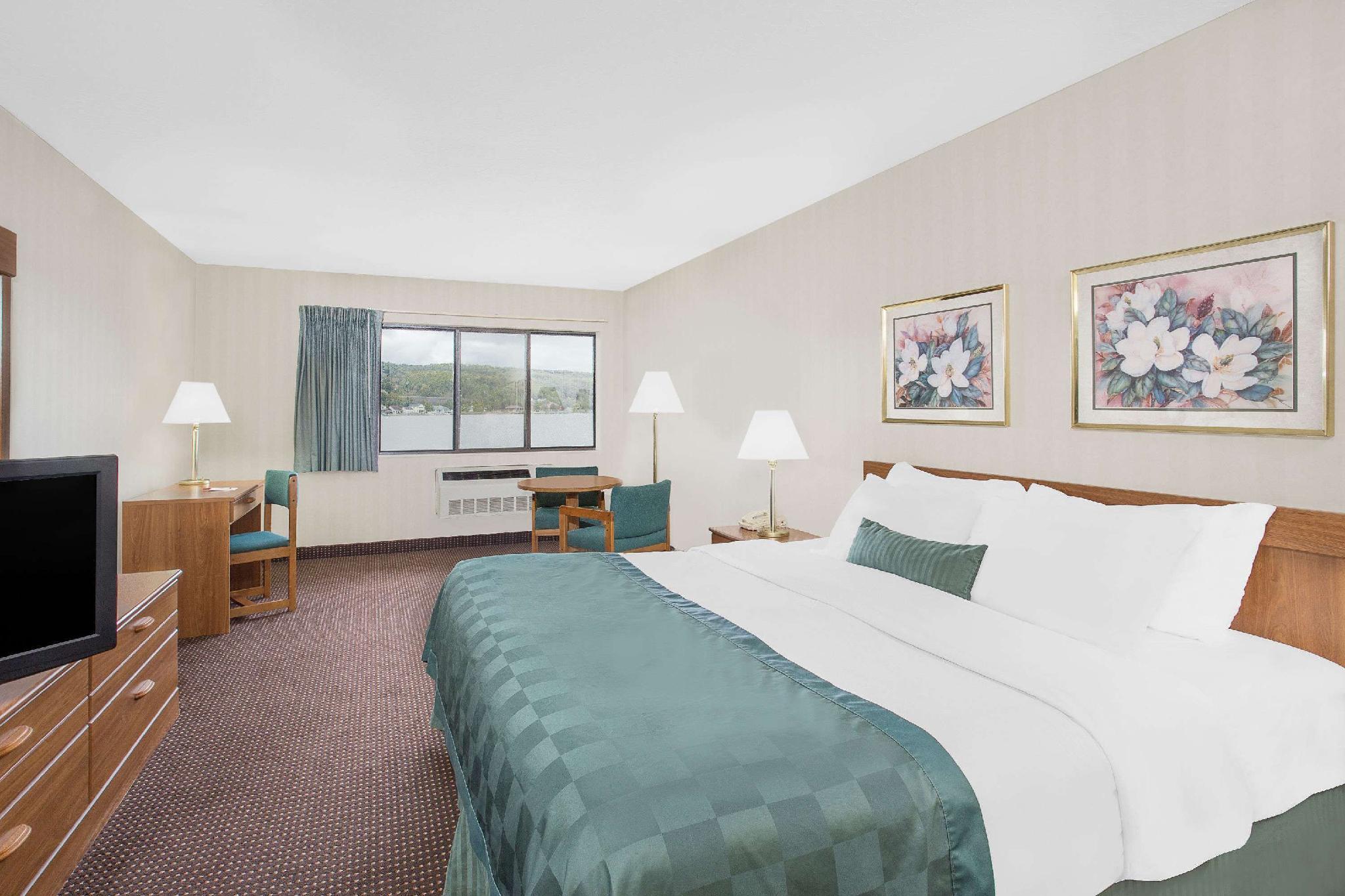 Ramada By Wyndham Hancock Waterfront Dış mekan fotoğraf