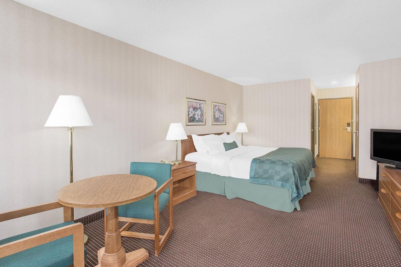 Ramada By Wyndham Hancock Waterfront Dış mekan fotoğraf